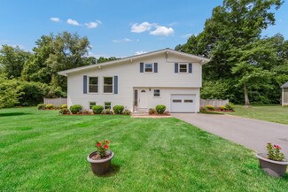 8 John Robinson Rd, Hudson, MA 01749