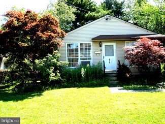 215 S Warwick Rd, Magnolia, NJ 08049