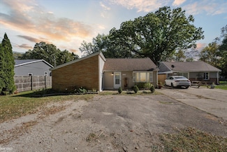 1147 Rinn St, Burton, MI 48509