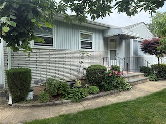 11 Holle Place Unit 1, Carle Place, NY 11514