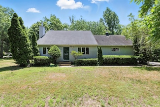 152 Vista Ct, Riverhead, NY 11901