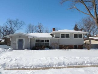 224 S River Rd, Fox River Grove, IL 60021
