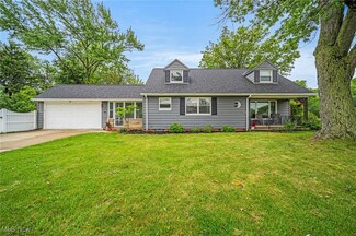 2039 S Green Rd, Cleveland, OH 44121
