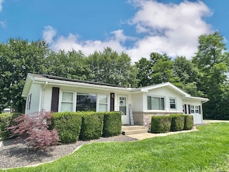 540 Moore Ln, Louisville, IL 62858