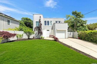 35 Seymour Dr, Shirley, NY 11967