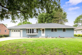 1004 N Main St, Winthrop, MN 55396