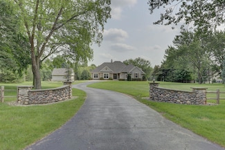 S32W32807 Bethania Ln, Dousman, WI 53118
