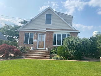 88 Winnie Ct, Westbury, NY 11590