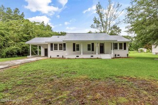 334 W South St, Rose Hill, NC 28458