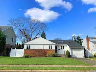 68 Willets Dr, Syosset, NY 11791