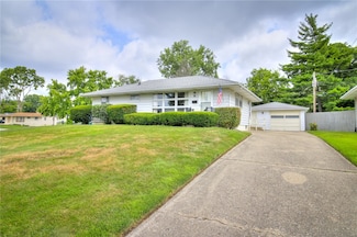 28 Sandcreek Dr, Decatur, IL 62521
