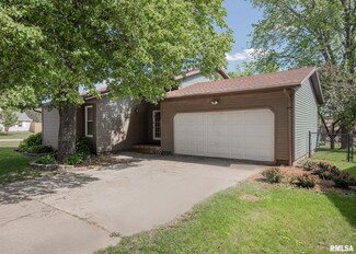 305 W Durant St, Walcott, IA 52773