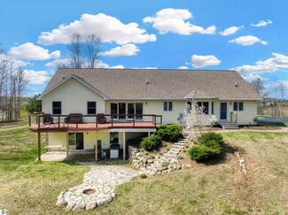 910 Potter Rd W, Traverse City, MI 49696