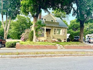 142 Pleasant St, Wakefield, MA 01880
