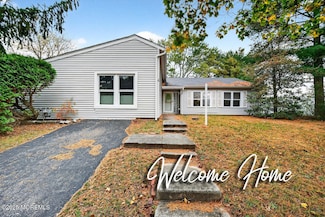 4 Parkhill Ln, Sicklerville, NJ 08081