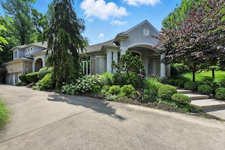 3 Cloister Ct, Cincinnati, OH 45208