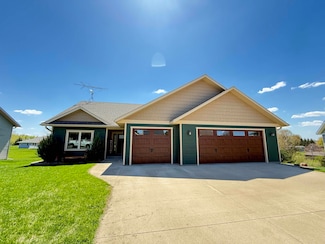 105 Ranchview Ct, Decorah, IA 52101