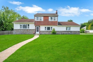 3 Melissa Ln, Old Bethpage, NY 11804