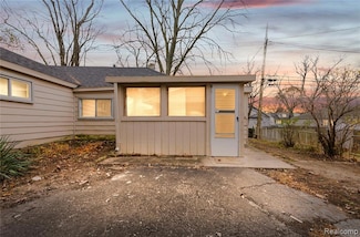 933 Myrtle Ave, Waterford, MI 48328