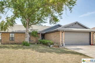 907 S Medina St, Lockhart, TX 78644