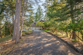 701 Shadow Hills Dr, Grants Pass, OR 97526
