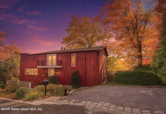 20 Signal Hill Rd, Staten Island, NY 10301