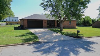1904 S Colony Ave, Bolivar, MO 65613