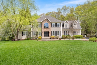 11 Aldo Dr, Woodbridge, CT 06525