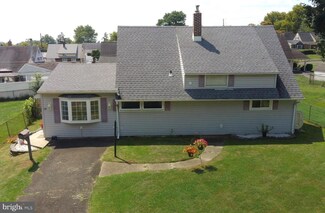 29 Rainbow Ln, Levittown, PA 19055