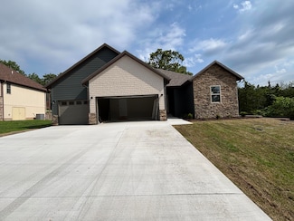 3 Royale Estates Rd, Kimberling City, MO 65686