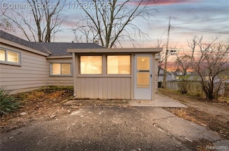 933 Myrtle Ave, Waterford, MI 48328