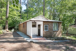126 Barclay Rd, Chapel Hill, NC 27516