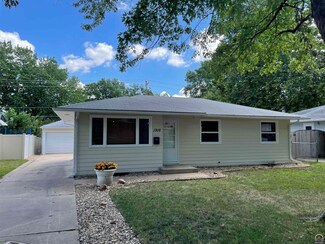 1916 SW Meadow Ln, Topeka, KS 66604