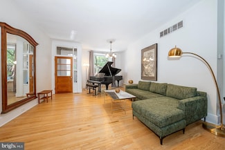 823 N 21st St, Philadelphia, PA 19130