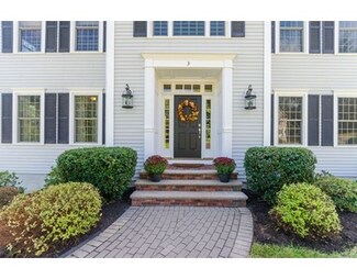 3 Lakewoods Dr, Merrimac, MA 01860