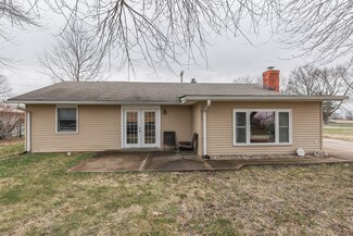 39 Maple St, Whiteland, IN 46184