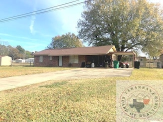 907 Gail St, de Kalb, TX 75559