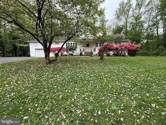 2392 E Ave, Levittown, PA 19056
