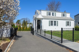 3 Clinton St, Glen Cove, NY 11542