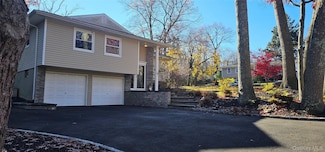 4 Park Rd, Rocky Point, NY 11778