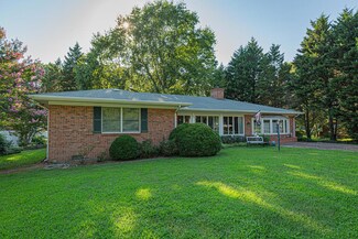 30 Noblett Ln, Kilmarnock, VA 22482