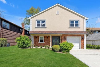 69 Woodward St, Roslyn Heights, NY 11577