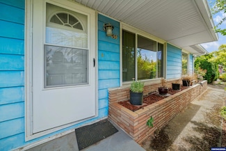 698 Meadowlawn Dr SE, Salem, OR 97317