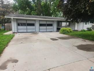 505 E 15th St, Dell Rapids, SD 57022