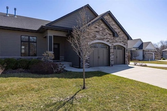 11 Pond Ridge Cir, Coralville, IA 52441
