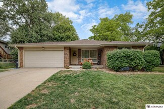 6410 Oakridge Dr, Lincoln, NE 68516
