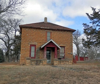 810 11th St, Cawker City, KS 67430