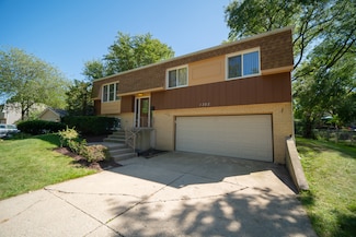 1302 Oxford Ln, Wheaton, IL 60189