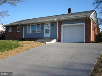 423 Westview Dr, Akron, PA 17501