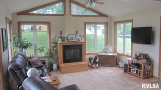 504 W Maple St, Reynolds, IL 61279
